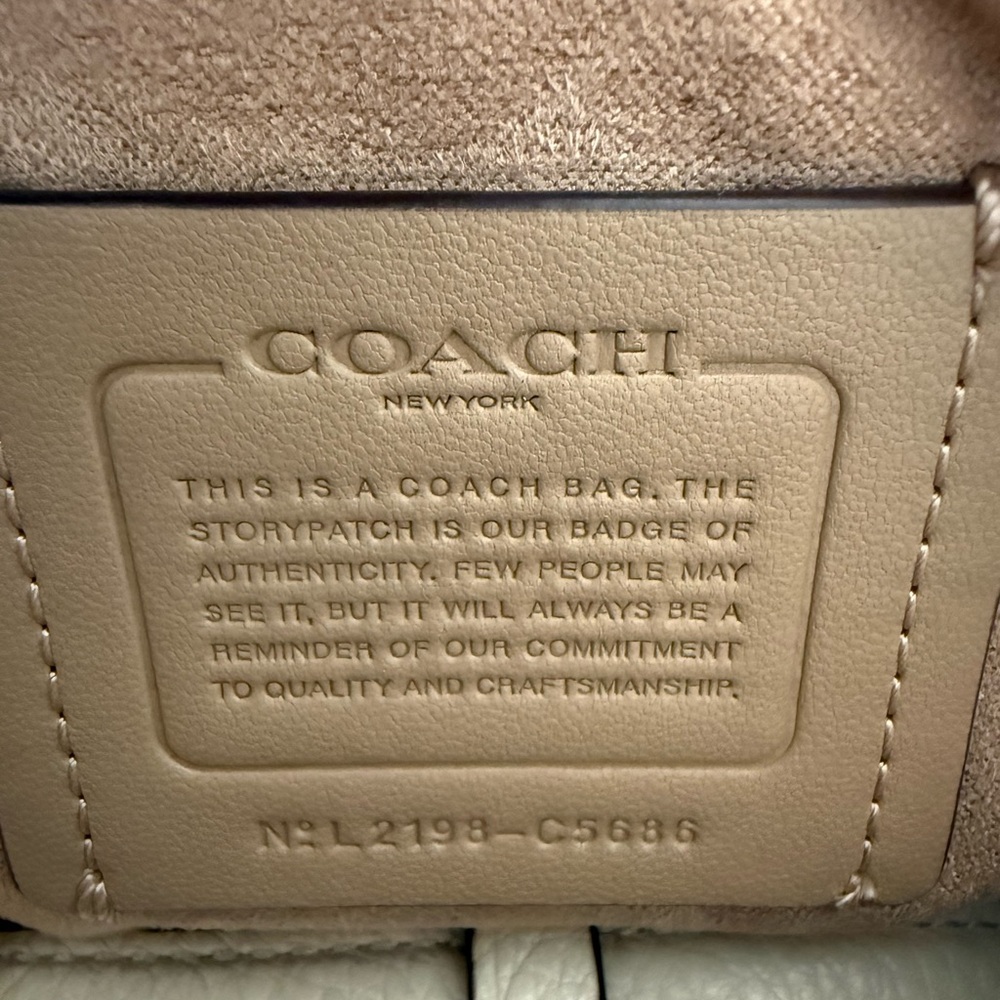 Coach Kleo Cream Pebbled Leather Shoulder Bag Gold Hardware Beige Suede Interior - Picture 10 of 10